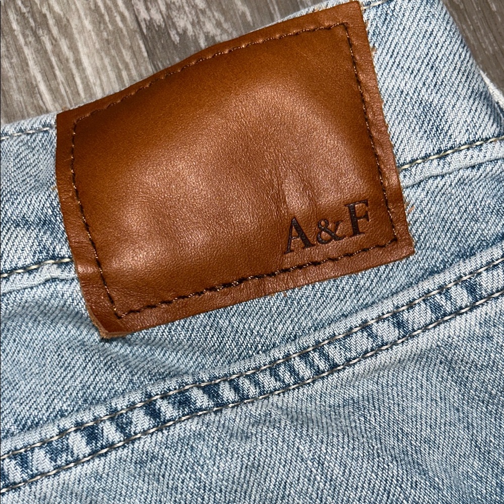 🆕Abercrombie & Fitch Light Wash Distressed Skinny Jeans (NWT) - Picture 4 of 5